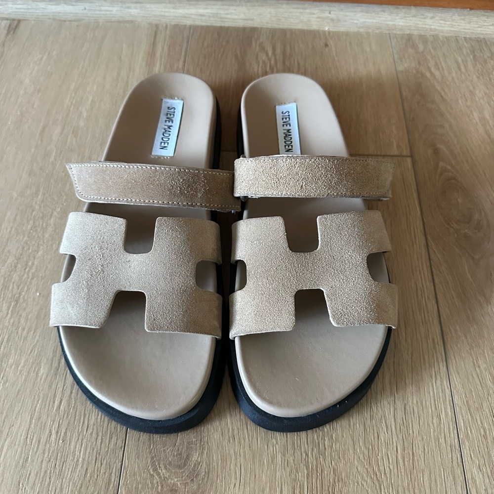 STEVE MADDEN “MAYVEN” TAN SLIDES SIZE 9.5